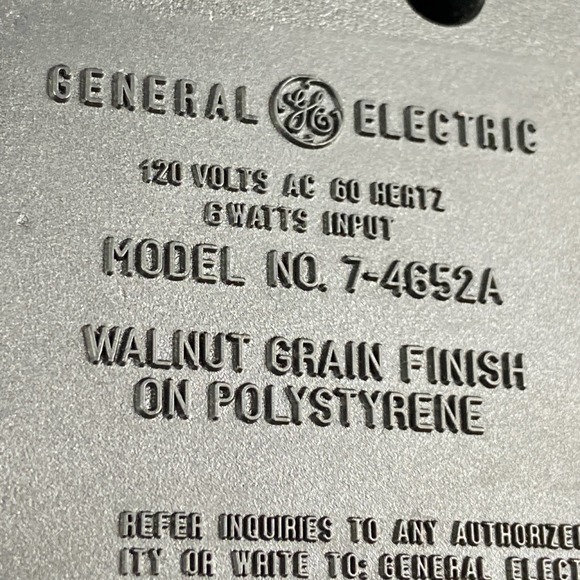 Vintage General Electric GE 7-4652A Walnut Grain Programmable Alarm Clock Radio - Picture 6 of 6